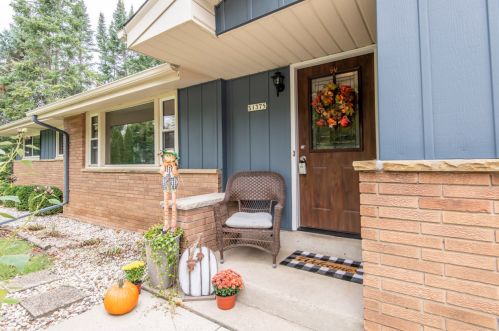 1375 Cherokee Dr, Waukesha, WI 53186-5343