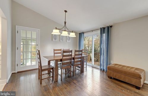 5954 New England Wood Dr, Springfield VA 22015-2910 exterior