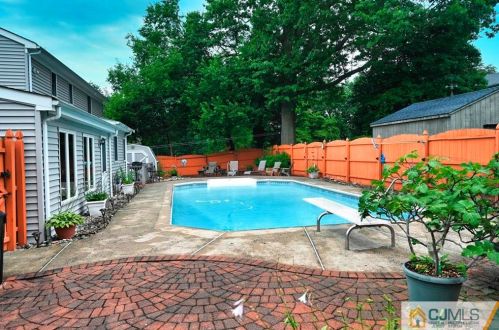 100 Hill Hollow Rd, South Plainfield NJ  07080-1621 exterior