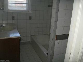 402 Park Manor Rd, Portsmouth, VA 23701-1126