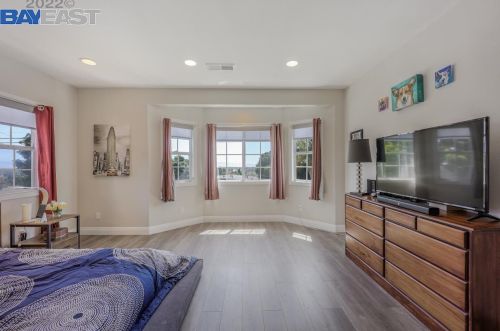 24494 Leona Dr, Hayward CA  94542-1010 exterior