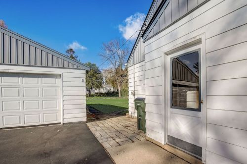 1435 164th St, Waukesha, WI 53151-1425