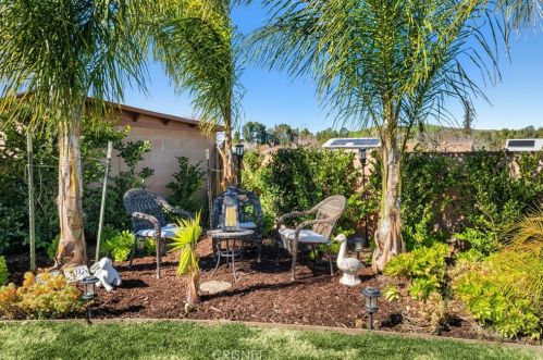 21051 Kingscrest Dr, Santa Clarita CA  91350-1990 exterior