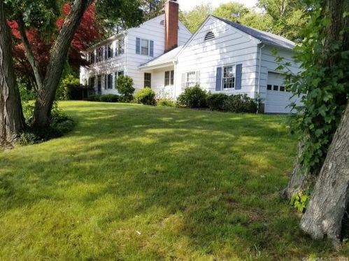 32 Glenarden Rd, Bridgeport, CT 06611-5515
