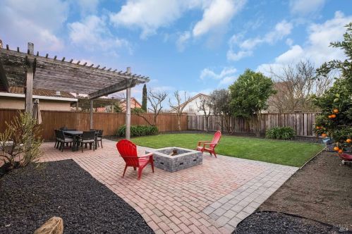 1056 Esparto Ct, Windsor CA  95492-7807 exterior