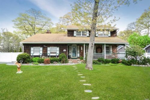 619 Lotus St, Babylon, NY 11702-1232