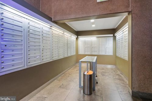 220 Locust St, Philadelphia PA  19106-3952 exterior