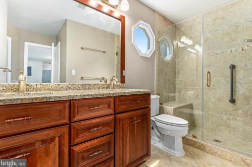 8006 Middlewood Pl, Springfield VA  22153-1928 exterior