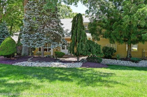 18 Cambridge Ct, Morganville, NJ 07751-9503