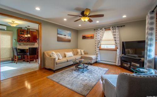 200 17th St, Babylon, NY 11704-2724