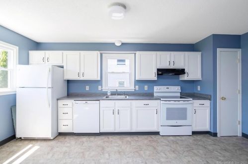 22 Chalmers St, Manchester, CT 06040-6421