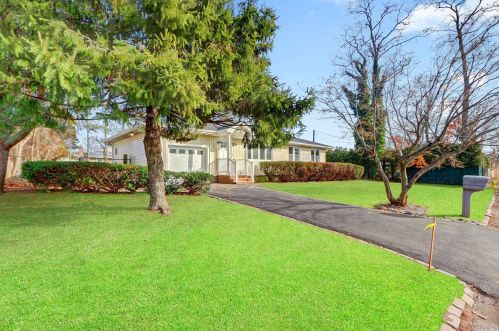185 23rd St, Wheatley Heights, NY 11798-1704