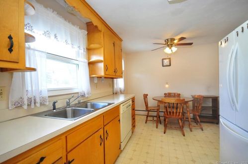 50 Gardner St, Manchester CT 06040-6606 exterior