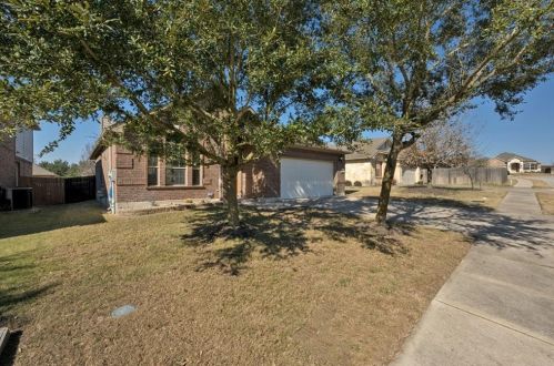 575 Sandstone Trl, Creedmoor, TX 78610-5885
