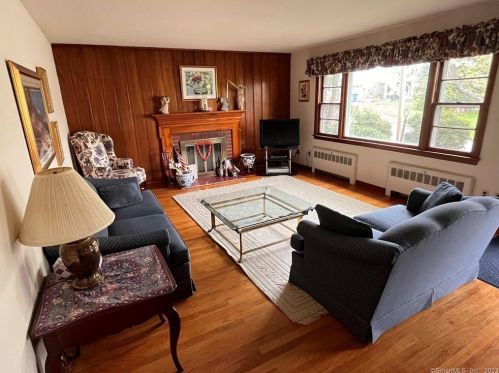 6 Louise St, Norwalk, CT 06851-4105