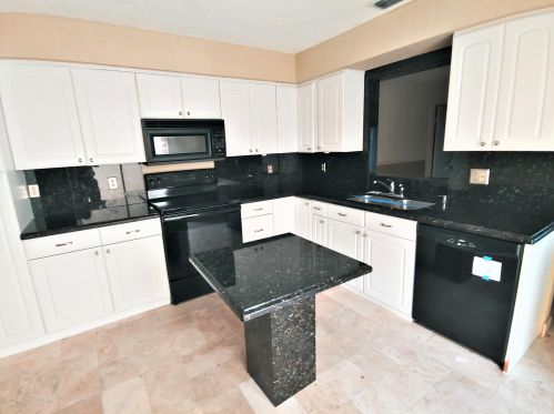 6013 Edgemere Ct, West Palm Beach, FL 33410-2166