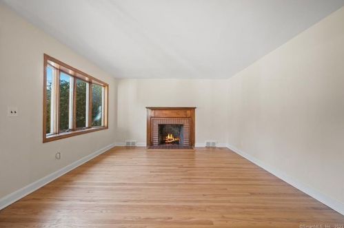 38 Jesse Lee Dr, Bridgeport, CT 06612-1840