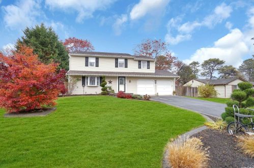15 Hilltop Ln, Panamoka, NY 11961-2129