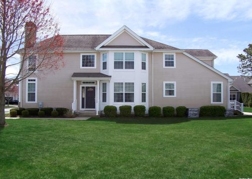 7 Toni Ct, Center Moriches, NY 11934-1014