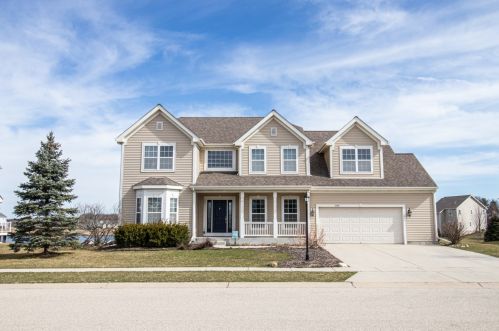 1376 Waters Edge Dr, Oconomowoc, WI 53066-4191