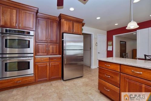 18 Hamilton Dr, East Brunswick NJ  08816-2709 exterior