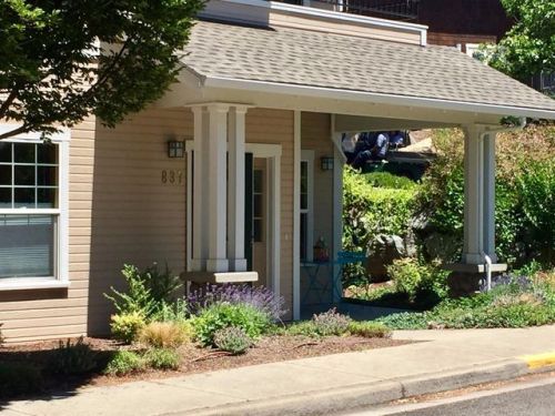 837 Cobblestone Ct, Ashland, OR 97520-9111