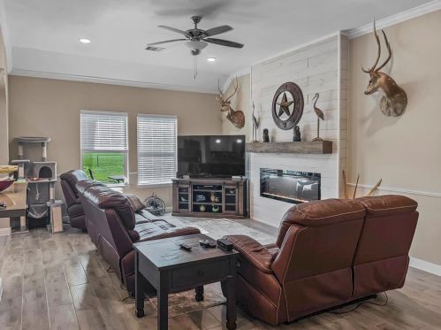523 Longhorn Trl, Angleton, TX 77515-9010
