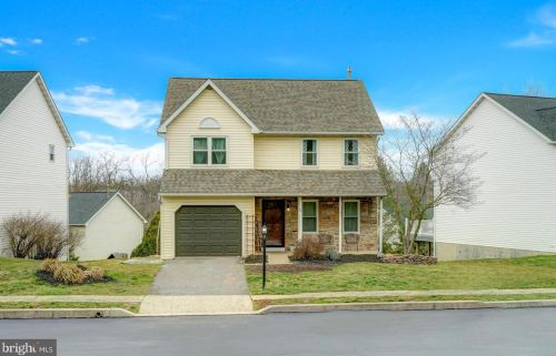 64 Commons Dr, Pottstown, PA 19464-3166