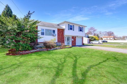 10 Kent Ln, Babylon, NY 11703-1405
