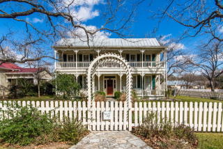 312 Travis St, Fredericksburg TX  78624-4353 exterior