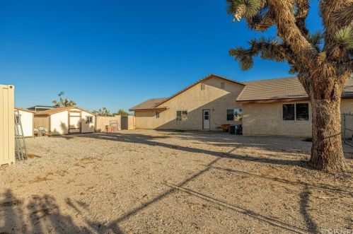 42522 15 St, Lancaster CA 93534-6212 exterior