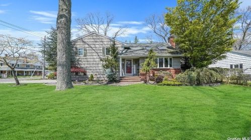 255 Maple St, Islip Manor NY  11751-4801 exterior