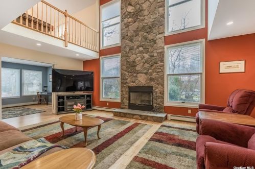 11 Highwood Dr, Northport, NY 11768-2213