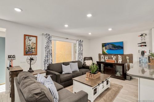 4073 Lake Blvd, Oceanside CA  92056-4604 exterior