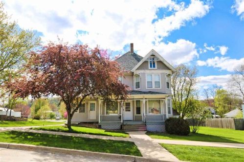 717 Maple Ave, Decorah, IA 52101-2115
