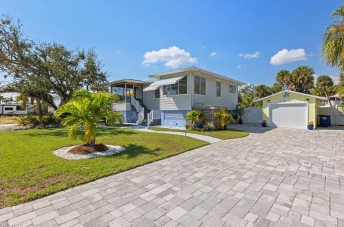 121 Andre Mar Dr, Fort Myers Beach, FL 33931-3849