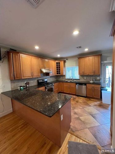 126 Oakwood Ave, Cliffside Park NJ  07010-1043 exterior