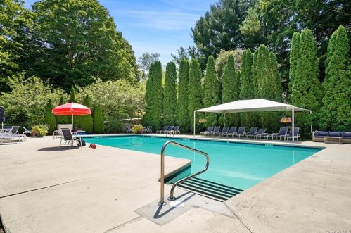 5 Random Farms Cir, Chappaqua, NY 10514-1014