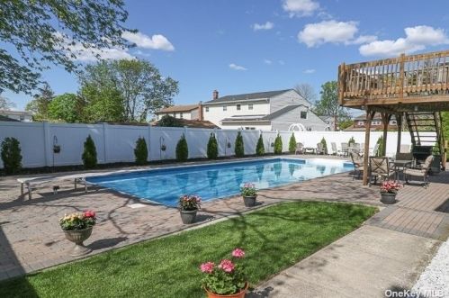43 Westminster Ln, West Islip, NY 11795-2625