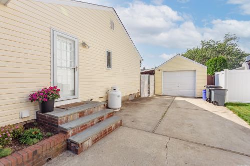 611 Bermuda Rd, Babylon, NY 11704-7207