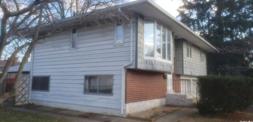 1739 Quarter St, Babylon, NY 11704-7013