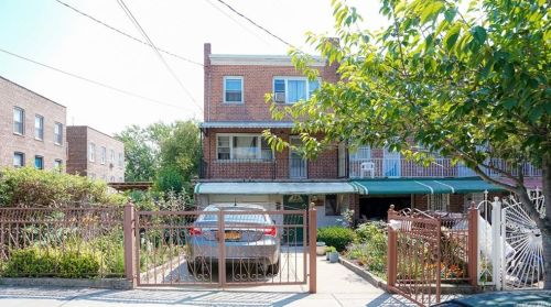 954 216th St, Bronx, NY 10469-1001