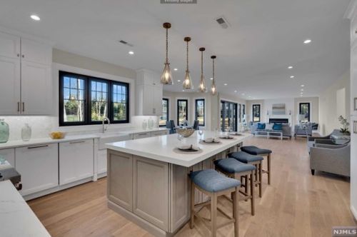 39 Pinehill Dr, Upper Saddle River NJ  07458-1927 exterior