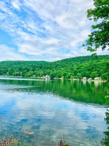 25 Grandview Ln, West Milford NJ  07480-1424 exterior