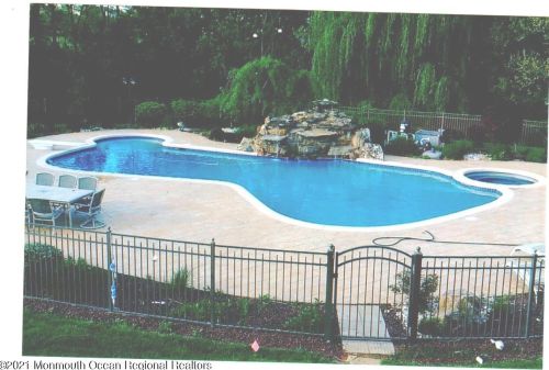 3 Summer Dr, East Freehold, NJ 07728-8643