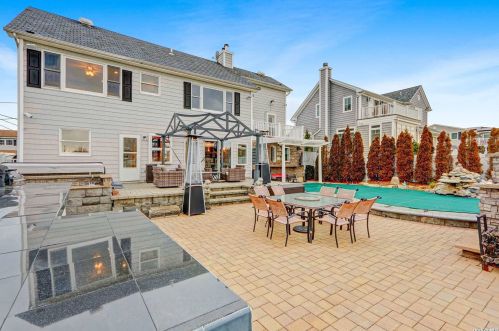 95 Midway St, Babylon NY  11702-4311 exterior