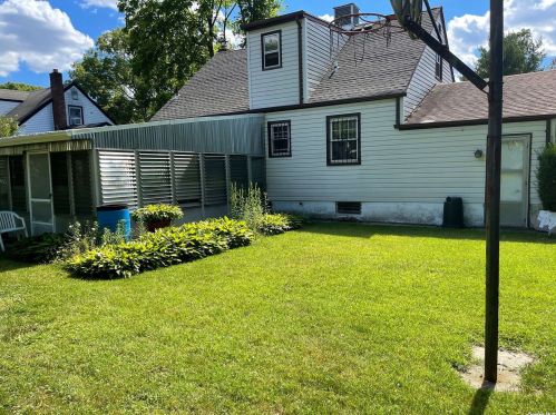 69 16th St, Wheatley Heights, NY 11798-2305