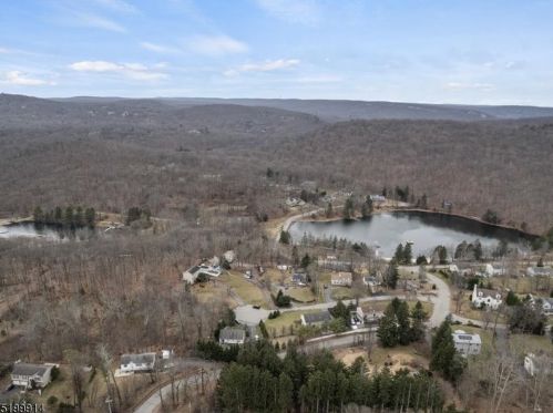 18 Berry Ln, West Milford NJ  07480-3632 exterior