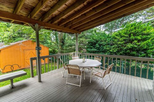 305 9th Ave, Elwood NY  11731-2127 exterior