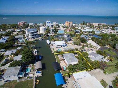 738 Matanzas Ct, Fort Myers Beach, FL 33931-2120
